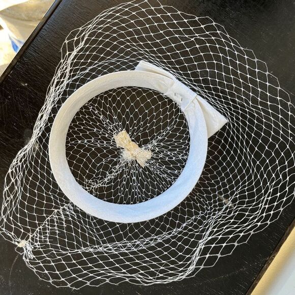 Vintage White Bow Veil Fascinator with Mesh Netting Birdcage Veil - Picture 5 of 7